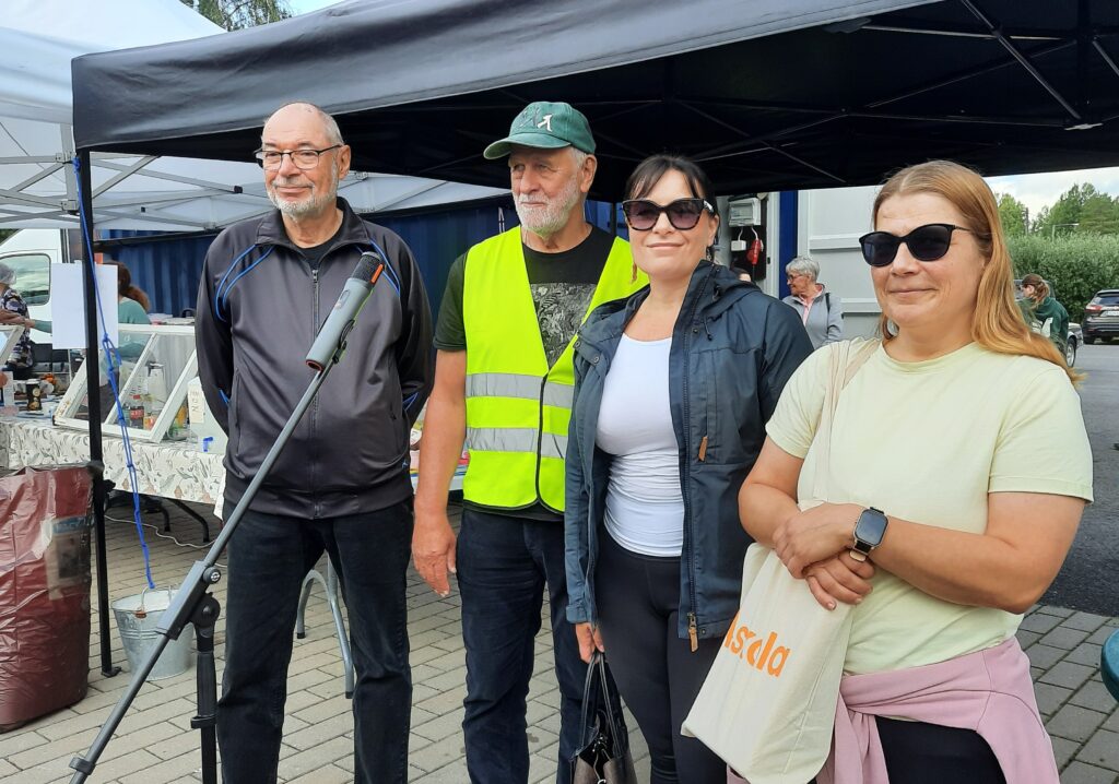 Kuvassa vas. eläkeliitto Askolan yhdistyksen pj. Juhani Haapala, Hannun torin toimikunnasta Seppo Inkilä, Annu Räsänen ja voittaja Anne Karjalainen.