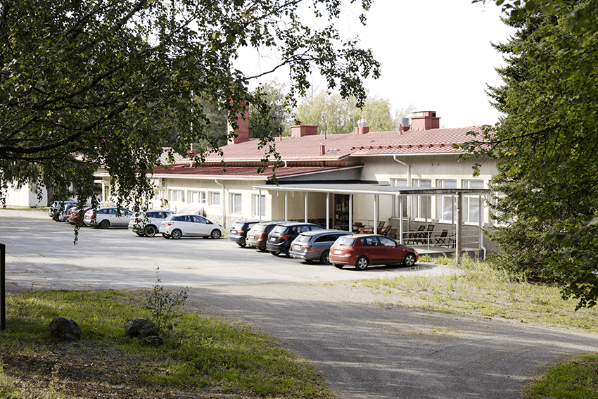 Kohtaamo-rakennus Askolassa. Vaalea punakattoinen talo, jossa erilaista kuntalaisia palvelevaa toimintaa
