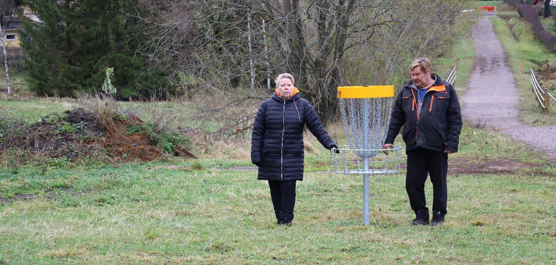 Uusi frisbeegolf-kori Monninkylän urheilukentällä.