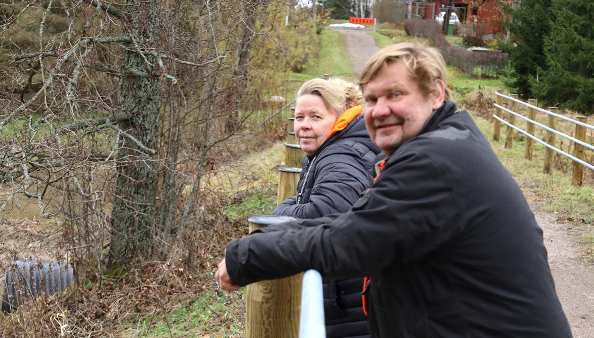 Jari Masalin ja Maina Anttilainen nojaavat Monninkylän urheilukentälle rakennettuihin uusiin kaiteisiin.