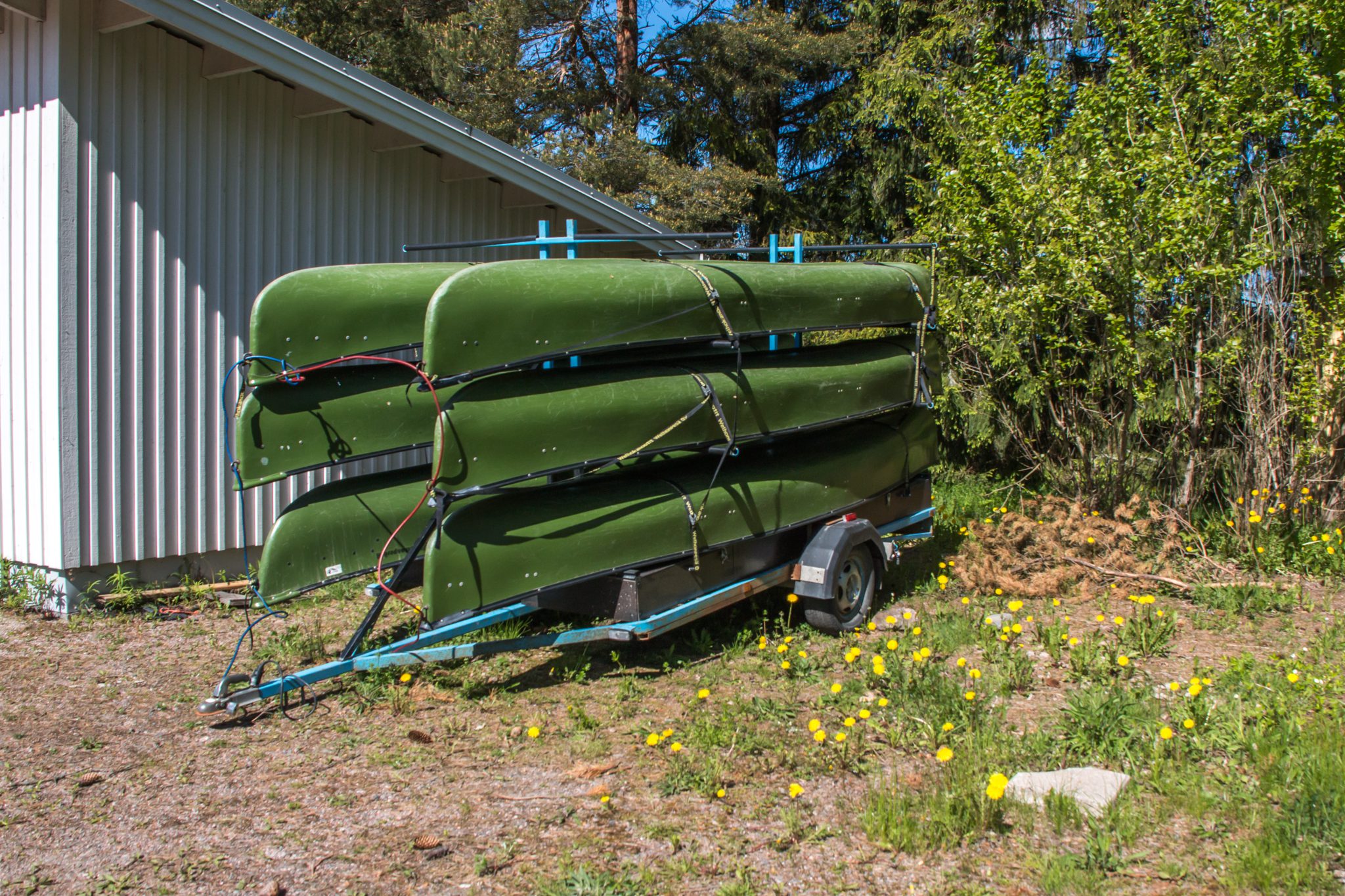vihreitä kanootteja trailerin päällä