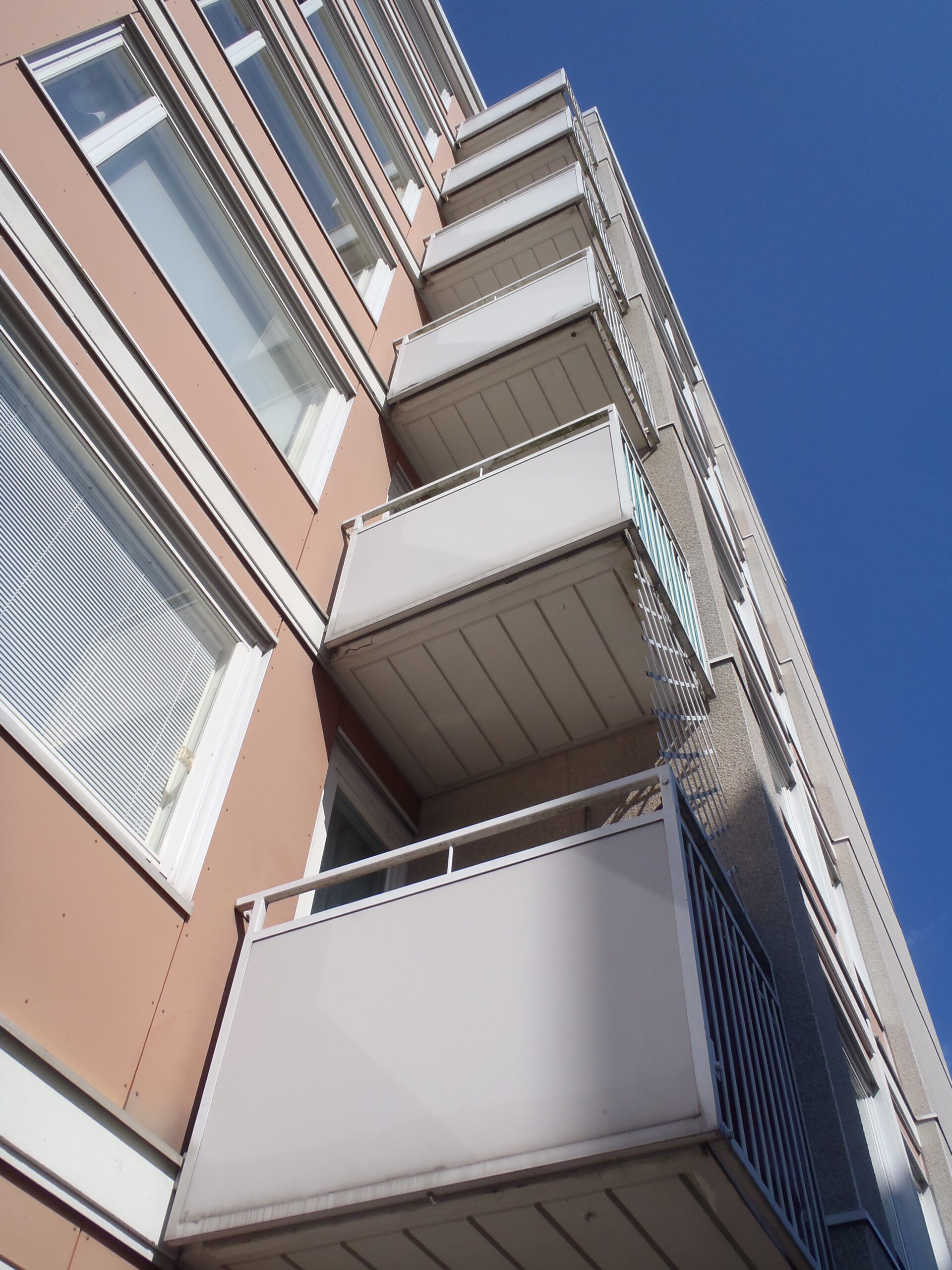Kuvassa kerrotalonparvekkeita
