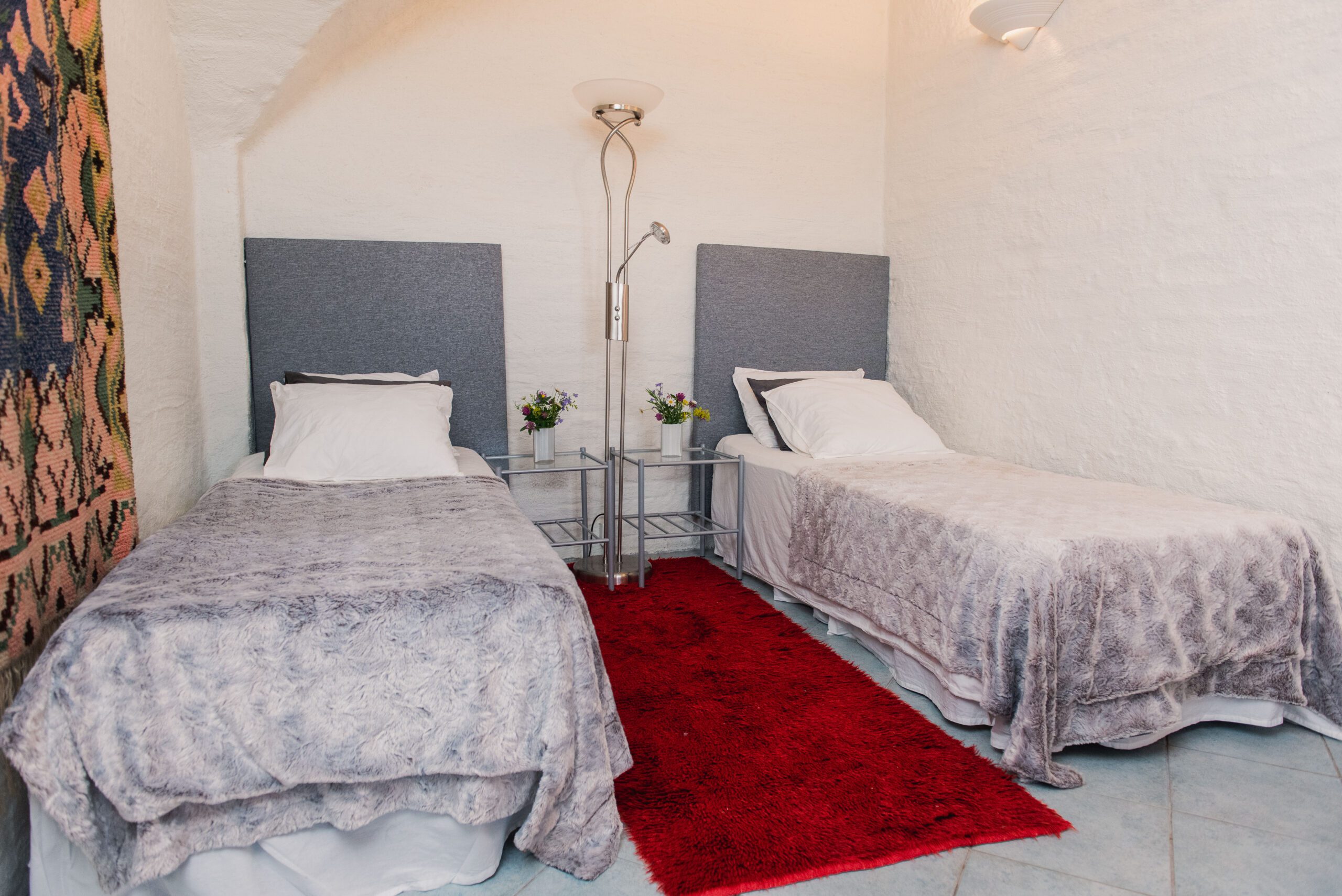 Prestbackan kartanon sisältä kuvattu huone, jossa kaksi sänkyä.