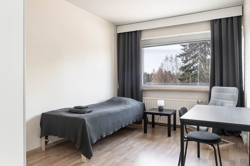 Kuvassa Rata Inn huoneisto, jossa sänky ja pöytä