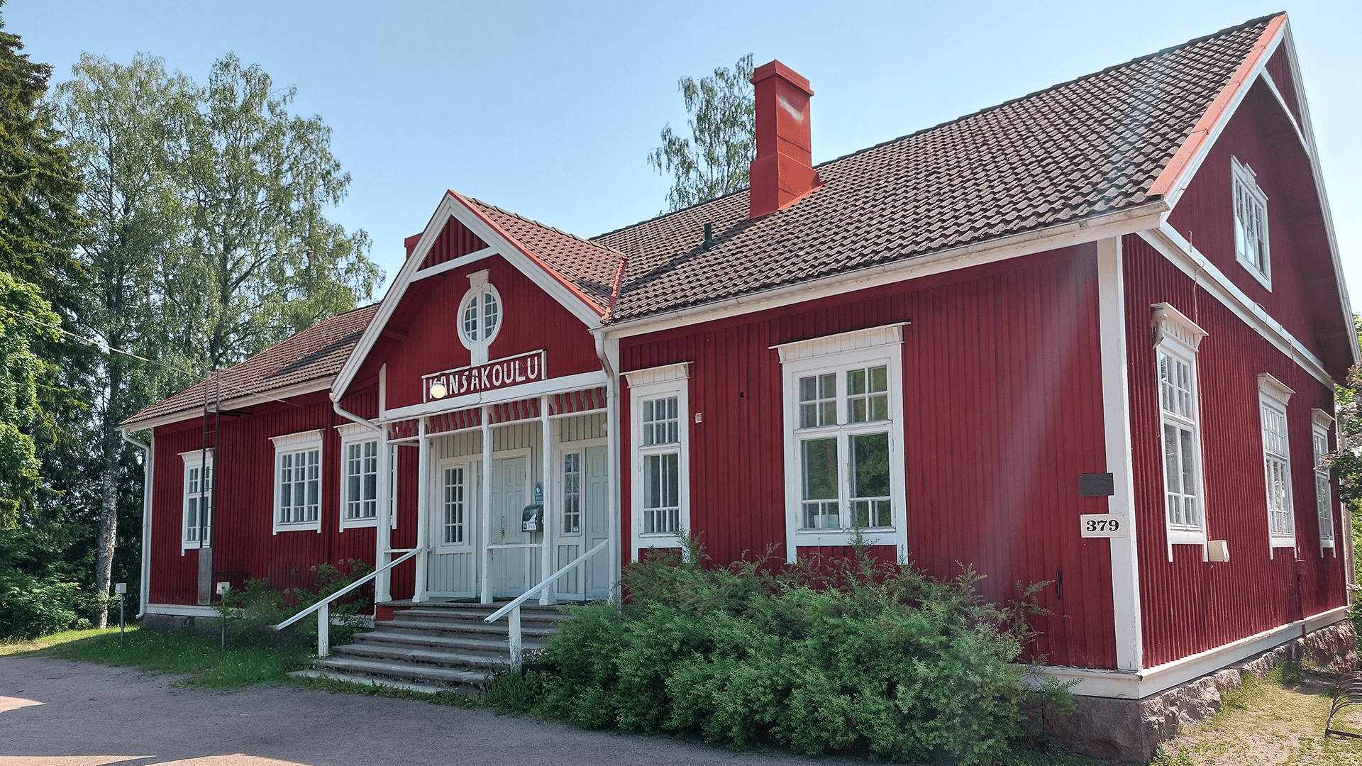 vanha, punamullalla käsitelty Särkijärven koulurakennus ulkopäin kuvattuna