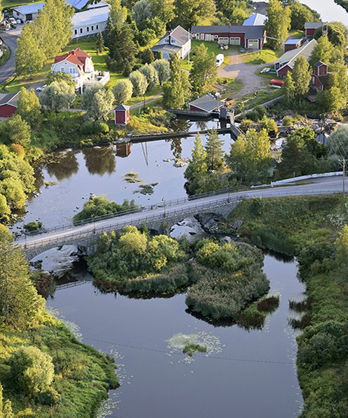 taivaskuva Askolan Vakkolasta, kuvassa näkyy Porvoonjoki, silta, rakennuksia ja maalaismaisemaa