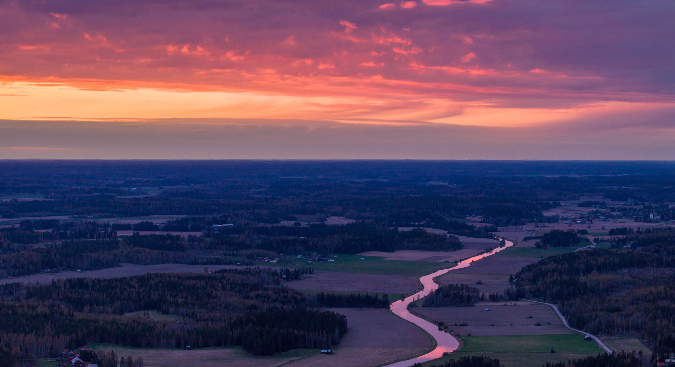 ilmakuva porvoonjokilaaksosta auringon laskiessa