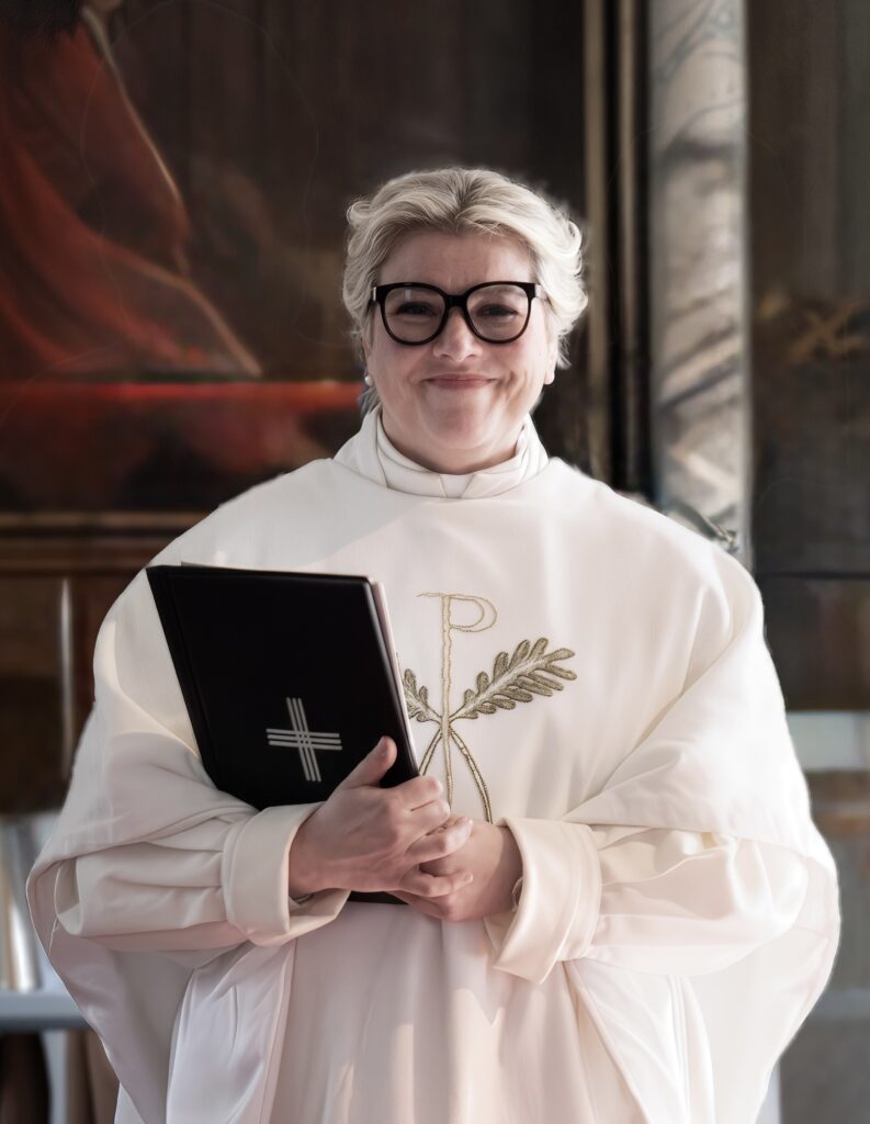 Kuvassa Askolan-Pukkilan seurakunnan kirkkoherra Kirsi-Marja Koski