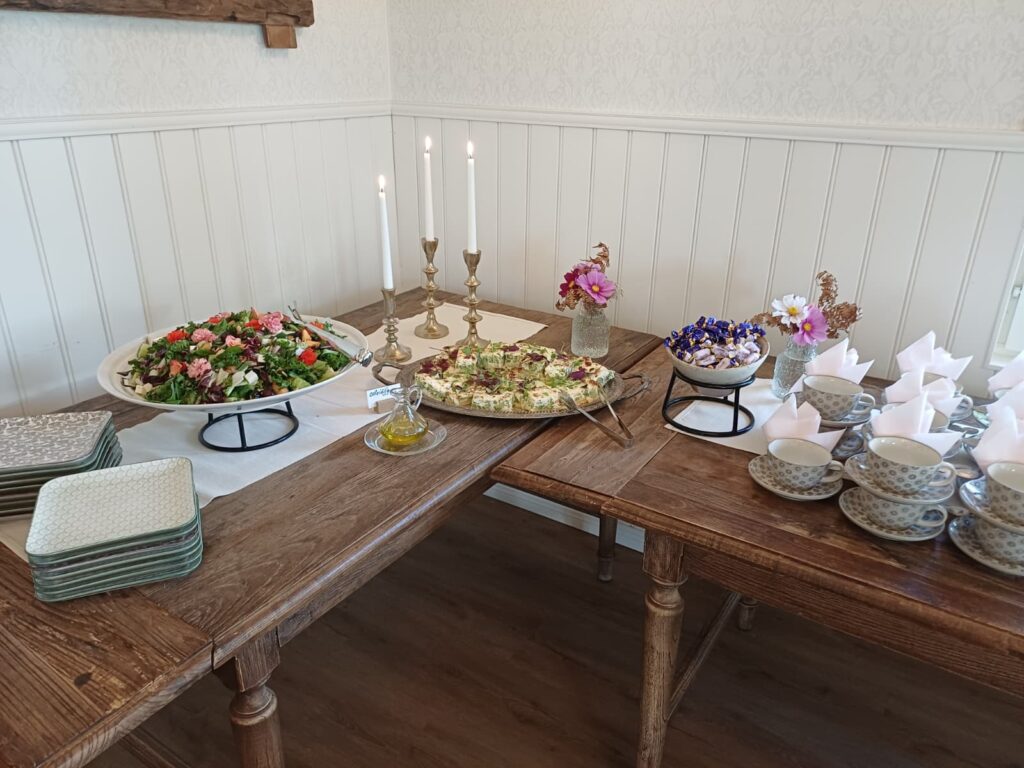 Matkailuillan tarjoilupöytä